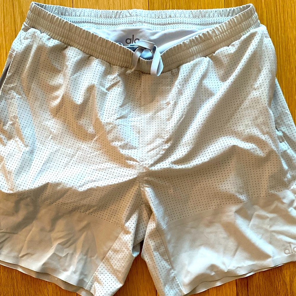 Barely worn Alo Men’s Medium light gray w built in liner. Color discontinued!